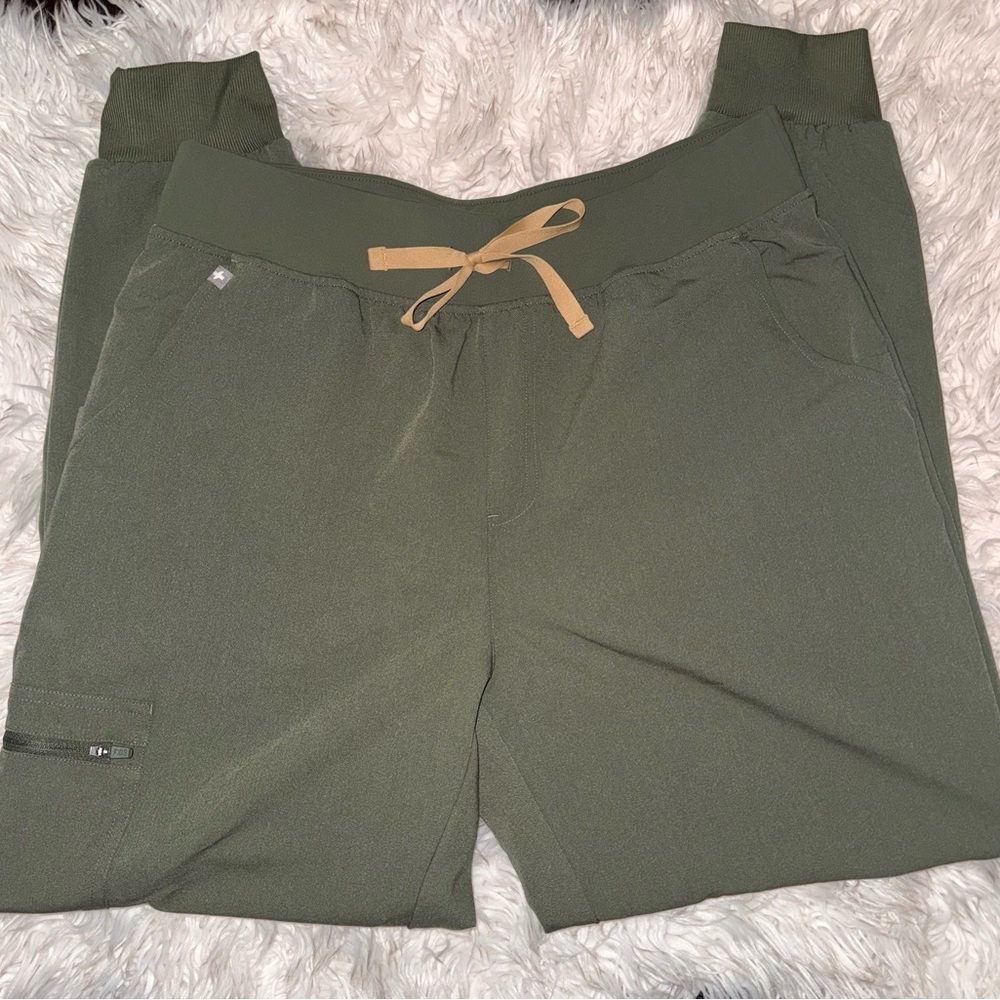 NWOT Figs Olive Zamora Jogger Scrub Pants